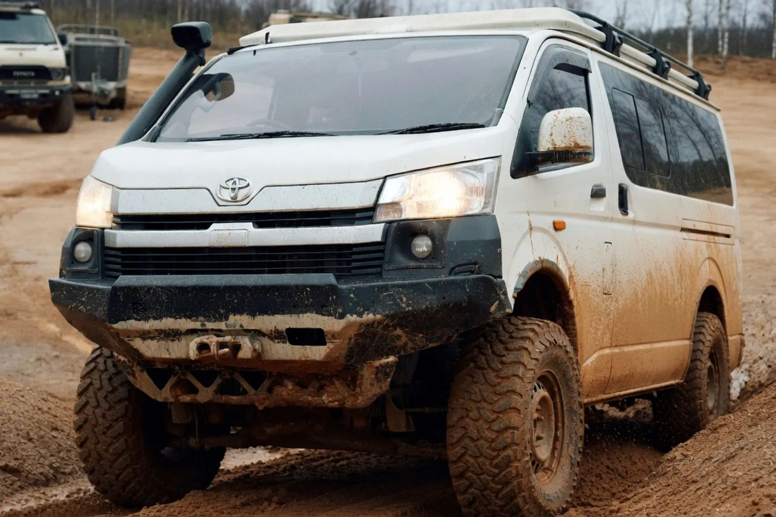 Внедорожный кемпер на базе Toyota HiAce: полный привод и 300 мм клиренса